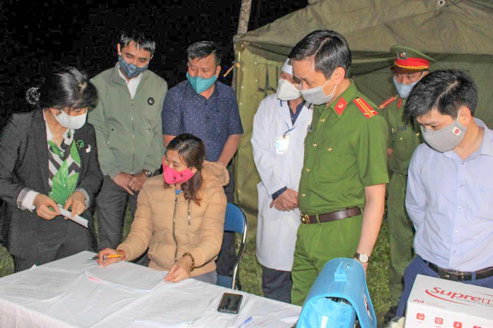 Cán bộ huyện Đầm Hà kiểm tra hoạt động tại chốt kiểm soát thôn Thái Lập, xã Tân Lập.