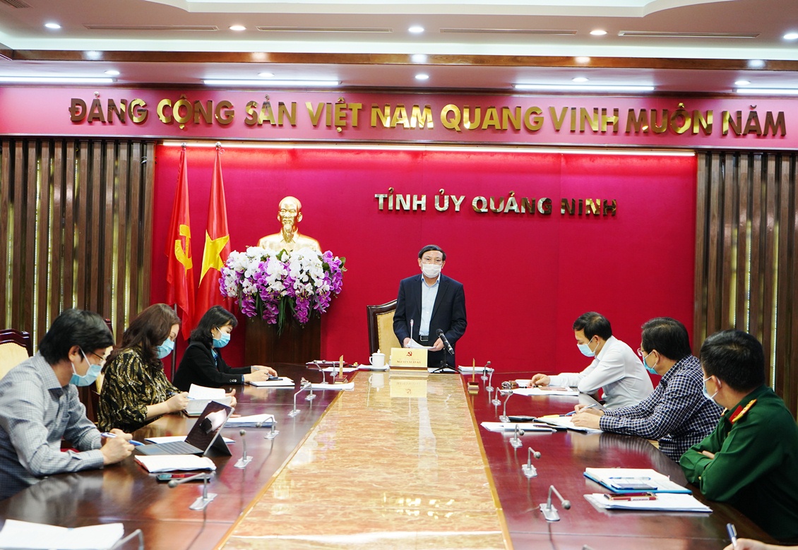 Bí thư Tỉnh ủy, Chủ tịch HĐND tỉnh Nguyễn Xuân Ký chỉ đạo tại cuộc họp.