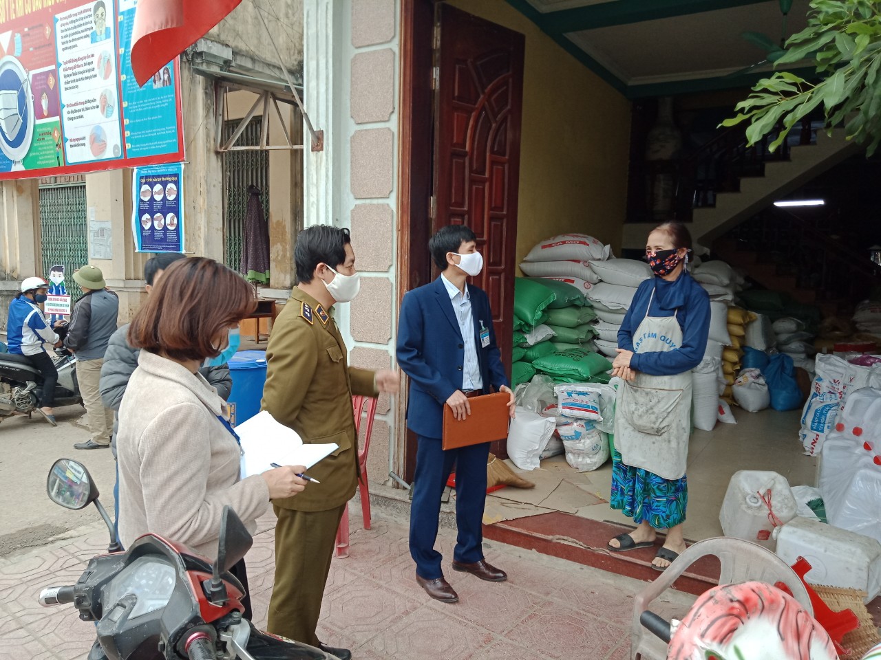 Cám bộ Đội QLTT số 8 phối hợp tuyên truyền vận động 1 hộ kinh doanh trên địa bàn huyện Tiên Yên không tăng giá bán hàng bất hợp lý.