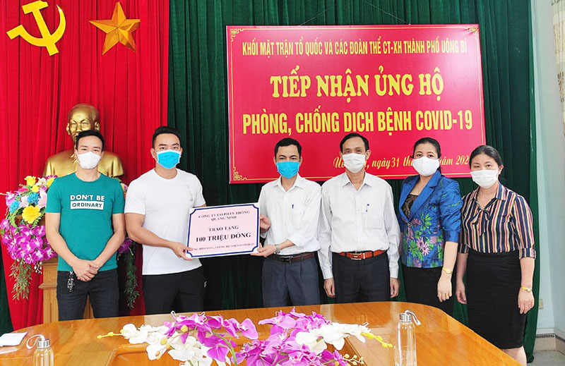 Đại diện Công ty CP Thông Quảng Ninh trao số tiền ủng hộ phòng chống dịch Covid-19 qua đơn vị tiếp nhận là Khối MTTQ, đoàn thể CT-XH Thành phố
