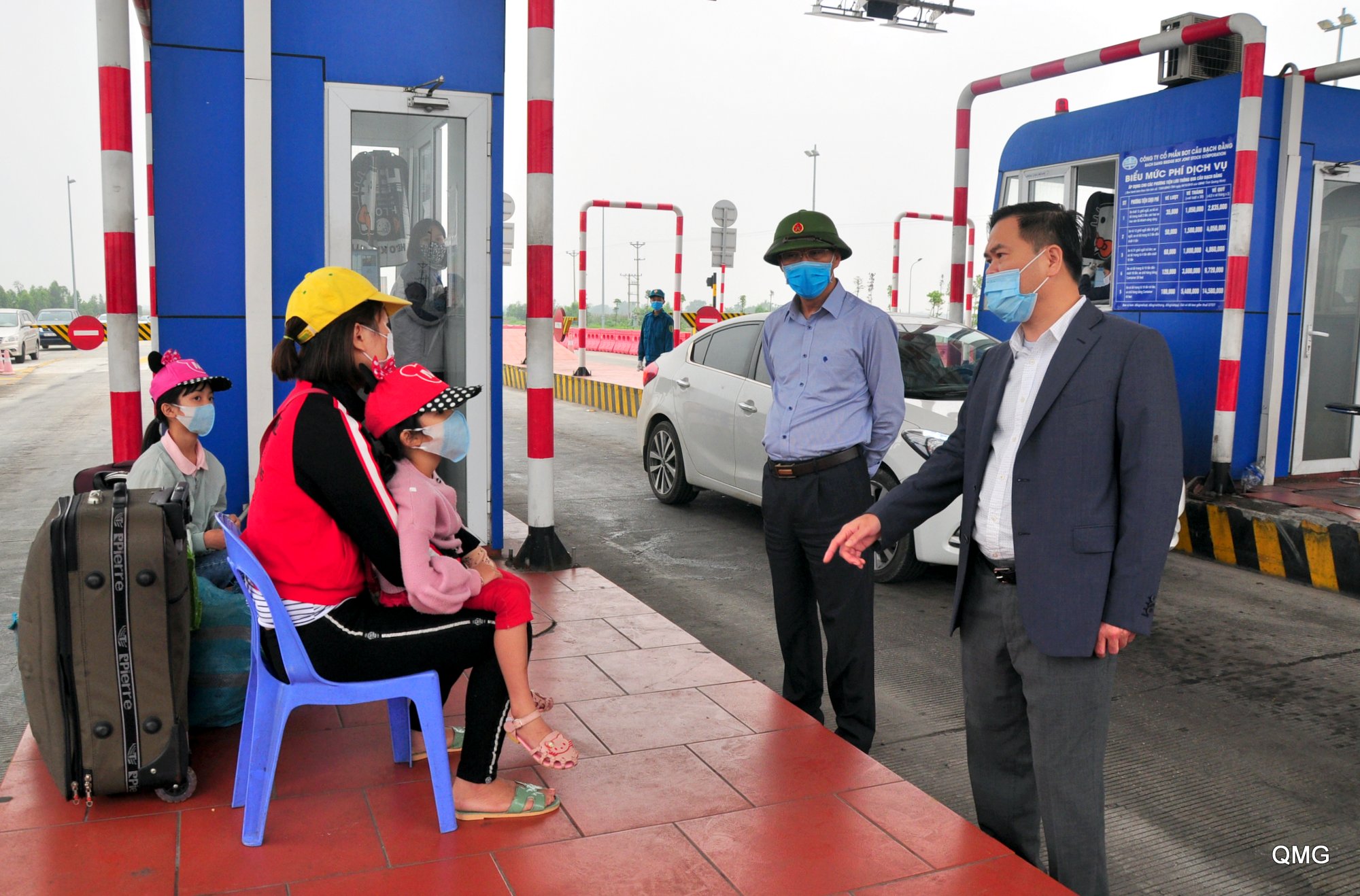 Phó Chủ tịch UBND tỉnh Bùi Văn Khắng thăm hỏi người dân bị ảnh hưởng do dừng hoạt động vận tải hành khách.