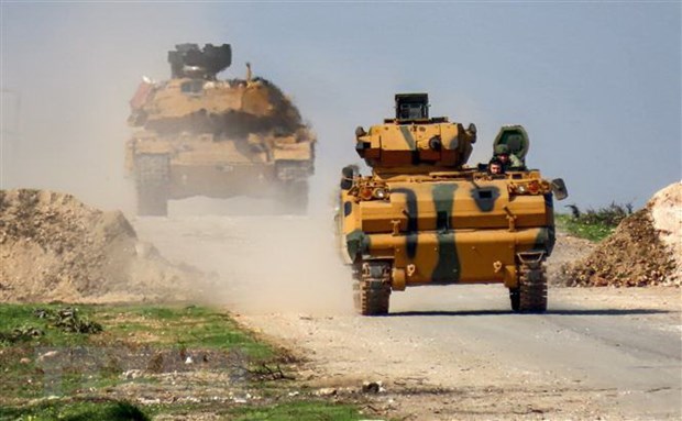Xe quân sự Thổ Nhĩ Kỳ tham gia cuộc tuần tra chung với Nga trên tuyến đường M4 nối Latakia và Aleppo của Syria. (Ảnh: AFP/TTXVN)