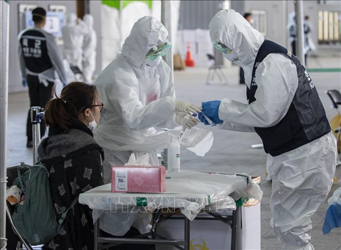 Nhân viên y tế lấy mẫu dịch của hành khách để xét nghiệm COVID-19 tại sân bay quốc tế Incheon, Hàn Quốc, ngày 27/3/2020. Ảnh: THX/TTXVN