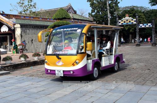 Xe điện chở khách tham quan trong Đại Nội (Huế). Ảnh: Hồ Cầu/TTXVN