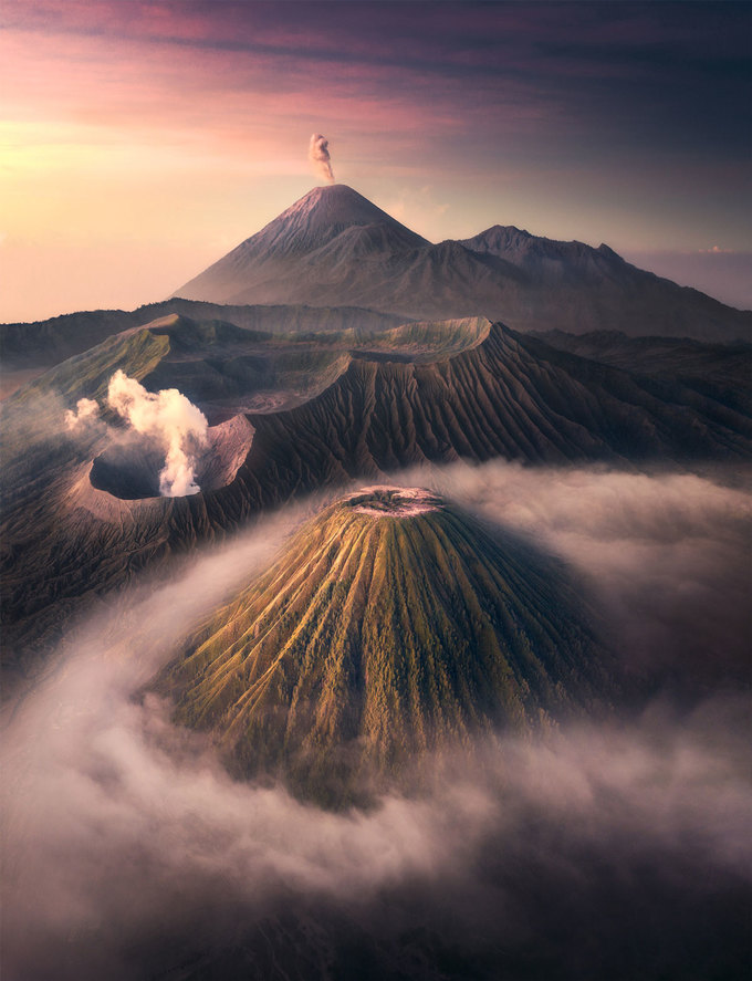 Bức ảnh “Top of Java” (tạm dịch Đỉnh núi lửa của đảo Java) của tác giả Tony Wang (Trung Quốc) đạt giải thưởng lớn với tổng giá trị 13.010 USD, trong đó bao gồm một chiếc drone. Bức ảnh chụp quang cảnh núi lửa Semeru (phía sau) phun trào tro bụi trên không lúc bình minh, với tiền cảnh là núi lửa Bromo. Indonesia được biết đến là “quốc gia núi lửa” với hơn 400 ngọn núi lửa, trong đó 129 ngọn đang hoạt động.  Cơ cấu giải thưởng của SkyPixel gồm các phần khác nhau, gồm giải thưởng lớn, các giải nhất, nhì, ba, giải kỷ niệm 5 năm tổ chức, giải đề cử và giải bạn đọc bình chọn.