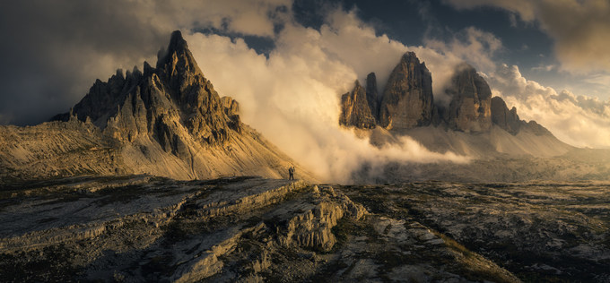 Tác phẩm “The Epic Moment” (tạm dịch Khoảnh khắc sử thi) của tác giả Vincent Chen (Zambia) đạt giải nhất, chụp quang cảnh mặt trời lặn trên đỉnh núi và mây bay lúc hoàng hôn thuộc công viên quốc gia Dolomites, Italy.