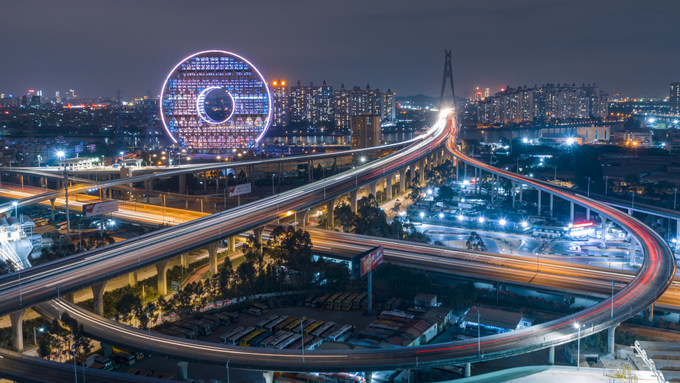 “Circle” (Vòng tròn) của tác giả Garrett Liu (Trung Quốc) đạt giải bạn đọc bình chọn, chụp quang cảnh công trình hình bánh vòng tròn Guangzhou Yuan Building phía xa trong đêm. Đây là nơi đặt trụ sở Công ty nhựa Quảng Đông Exchange.