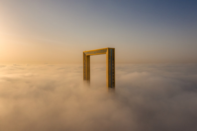 Tác phẩm mang tên “The Frame” (Khung hình) của tác giả Bachir (UAE), đồng giải bạn đọc bình chọn, chụp công trình kiến trúc Frame bồng bềnh trong mây và sương mù tại công viên Zabeel, Dubai thuộc Các Tiểu vương quốc Ả Rập Thống nhất.