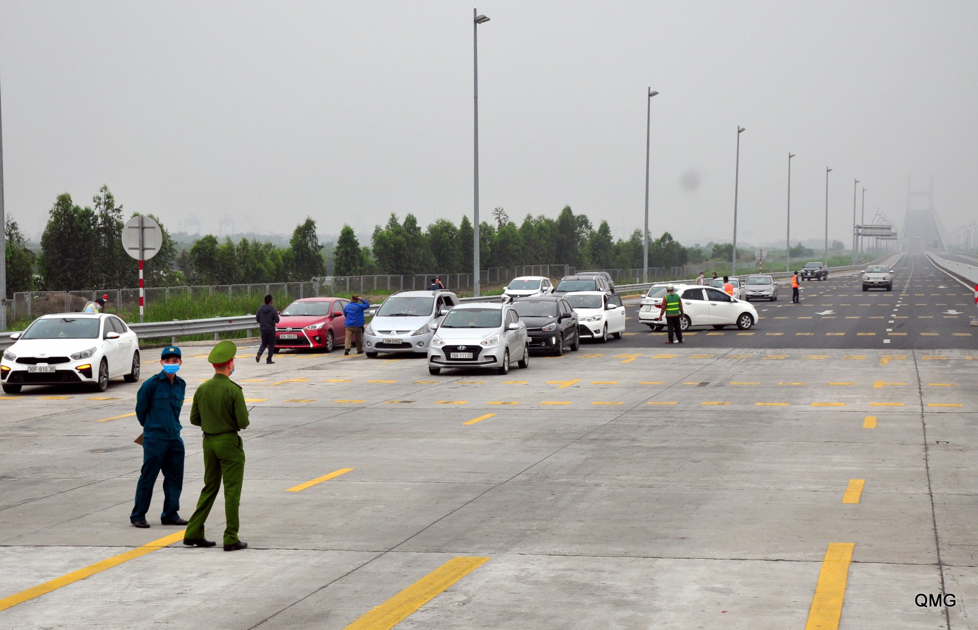Lực lượng liên ngành được tăng cường quân số, đảm bảo ứng trực 24/24 tại chốt kiểm soát đường bộ cầu Bạch Đằng (TX Quảng Yên).