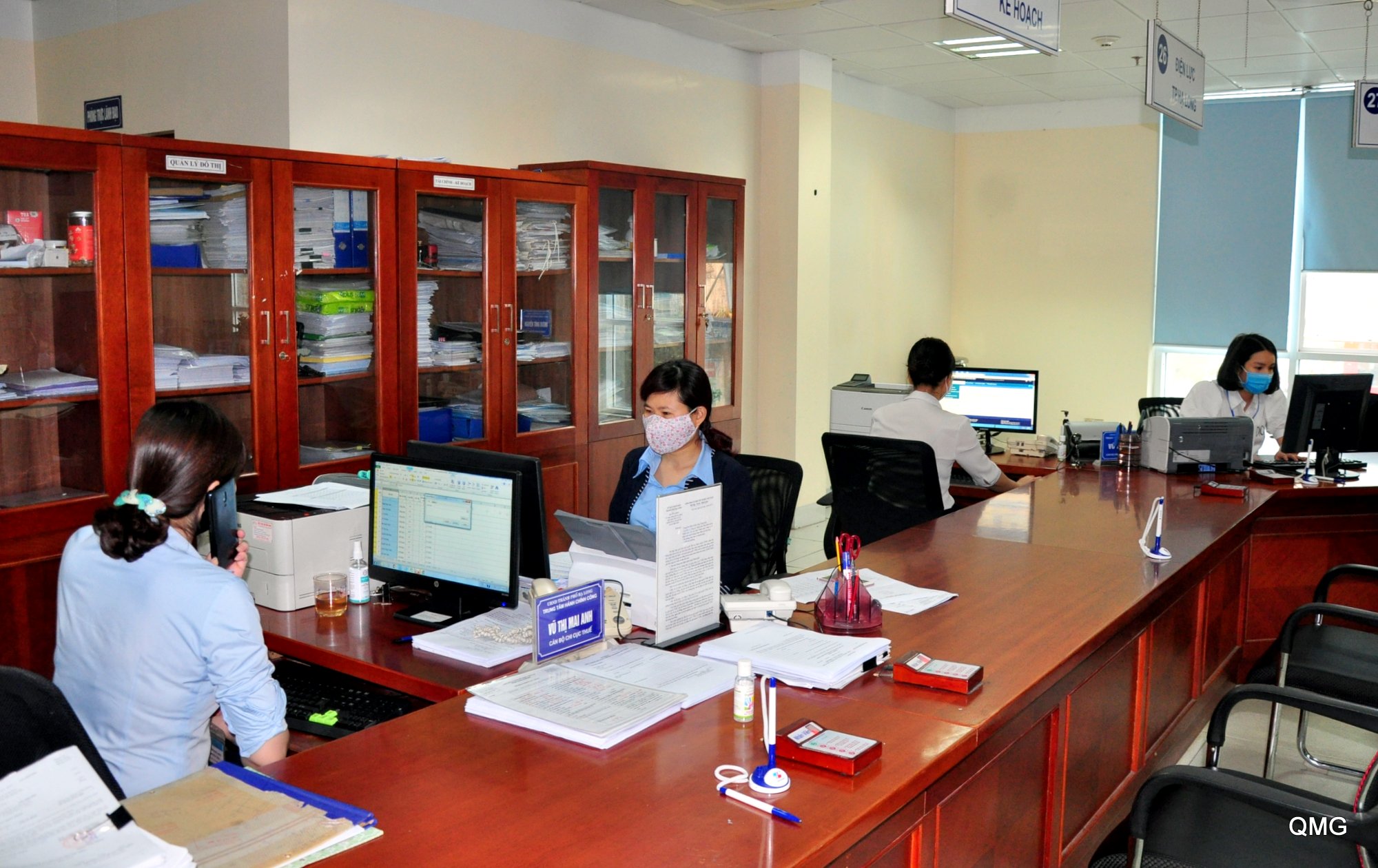 Cán bộ Trung tâm Hành chính công TP Hạ Long giải quyết các TTHC được gửi qua hệ thống dịch vụ công trực tuyến.