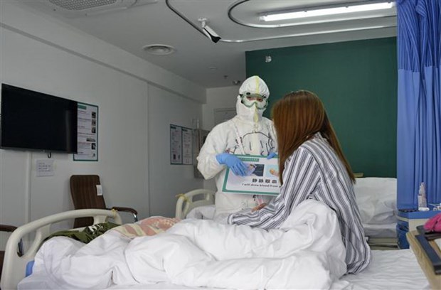 Nhân viên y tế chăm sóc bệnh nhân COVID-19 tại bệnh viện ở Bắc Kinh, Trung Quốc, ngày 30/3/2020. (Ảnh: THX/TTXVN)