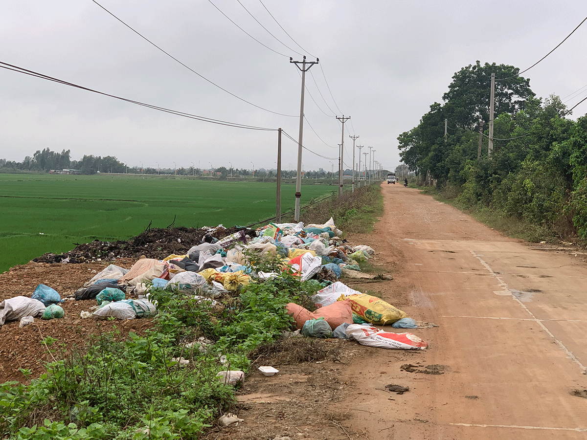 Rác thải sinh hoạt vứt bừa bãi trên đường đi vào thôn 3, xã Sông Khoai 