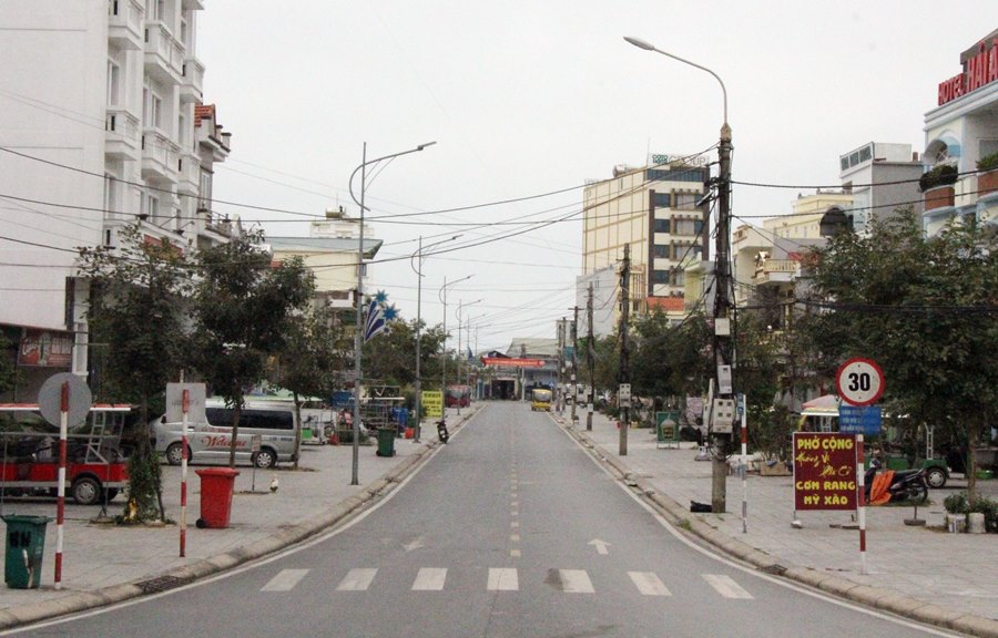 đường phố trung tâm thị trấn huyện Cô Tô vắng vẻ sau khi thực hiện cách ly theo Chỉ thị số 16 của Thủ tướng Chính phủ.