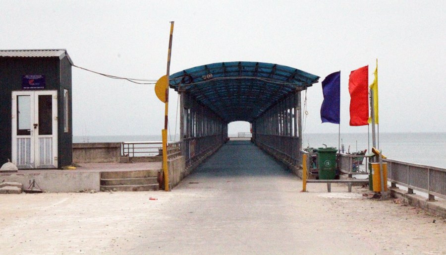 Cầu cảng huyện Cô Tô trước đây đông nghịt người đã vắng vẻ sau khi thực hiện nghiêm việc cách ly, phương tiện tàu chở khách không hoạt động.