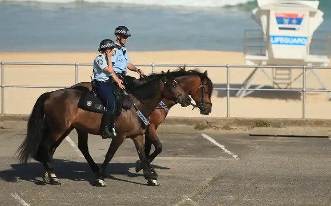 Cảnh sát bang New South Wales (Australia) tuần tra tại bãi biển Bondi, nơi đã bị đóng cửa vào tuần trước để ngăn tụ tập đông người. Ảnh: Getty.