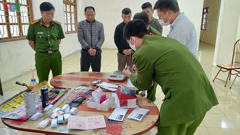  Cơ quan Công an kiểm tra số ma túy thu giữ của đối tượng Đinh Xuân Tứ .