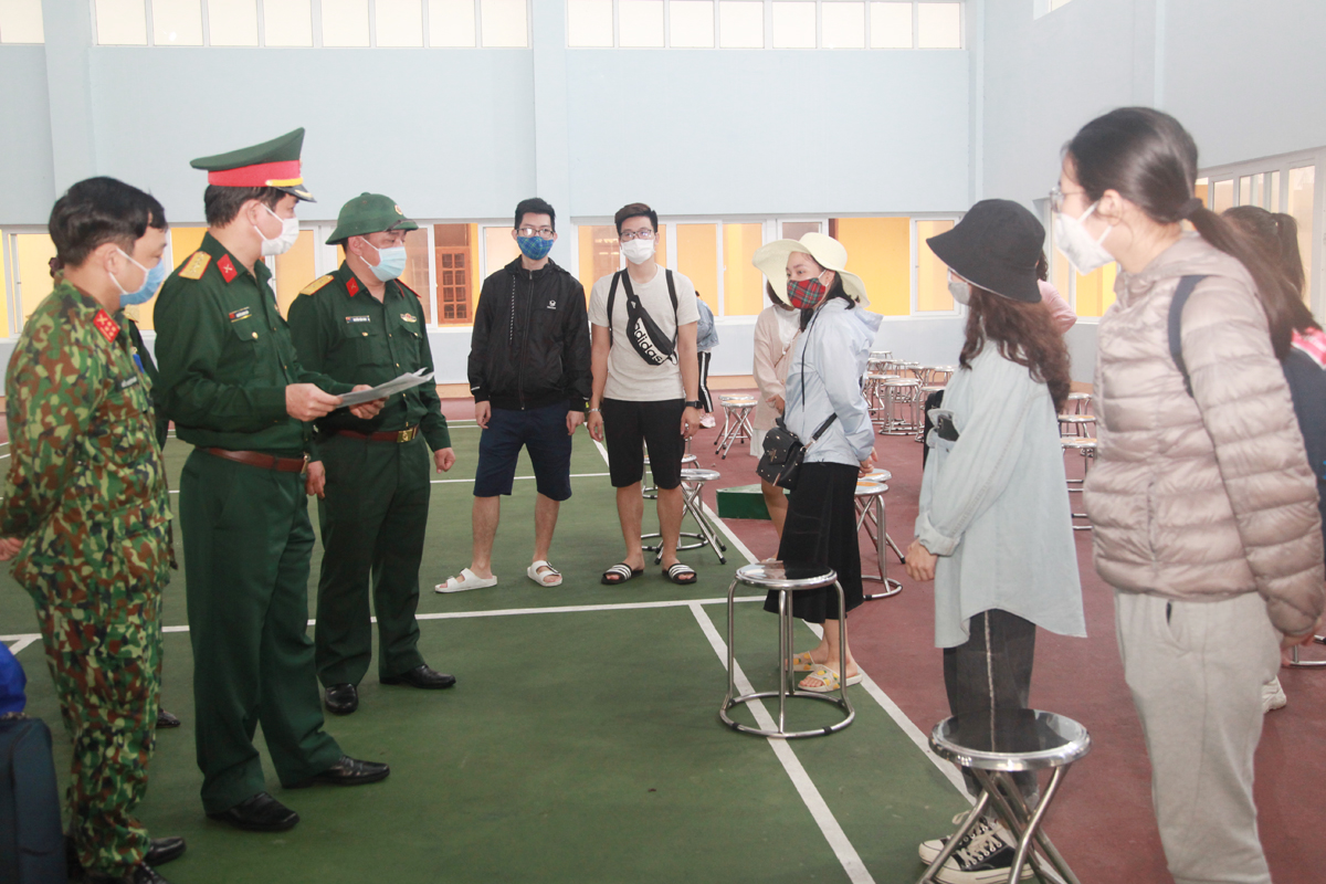 Đại tá Nguyễn Quang Hiến, Chính ủy Bộ CHQS tỉnh đến thăm và động viên về các công dân trước khi về gia đình.