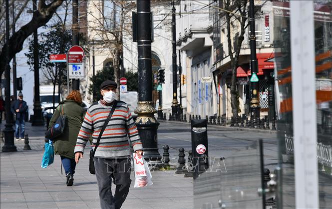 Người dân đeo khẩu trang để phòng tránh lây nhiễm COVID-19 tại Istanbul, Thổ Nhĩ Kỳ, ngày 30/3/2020. Ảnh: THX/TTXVN