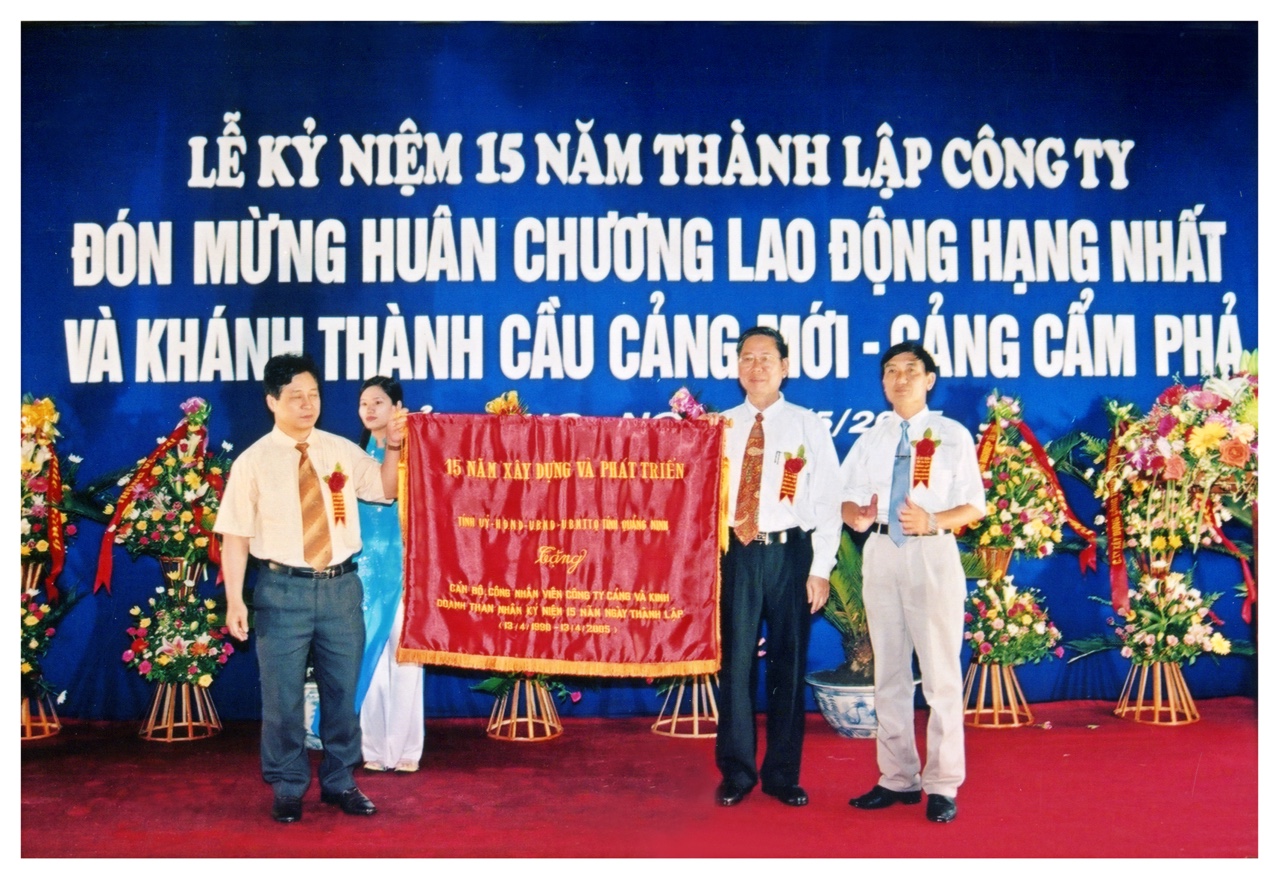 Công ty Kho vận và Cảng Cẩm Phả vinh dự đón nhận Huân chương Lao động Hạng Nhất năm 2005