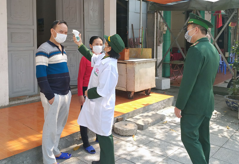 Lực lượng quân y Đồn Biên phòng cửa khẩu Quốc tế Móng Cái tham gia phòng, chống dịch bệnh Covid-19 tại phường Trần Phú (TP Móng Cái). Ảnh: Quang Minh.