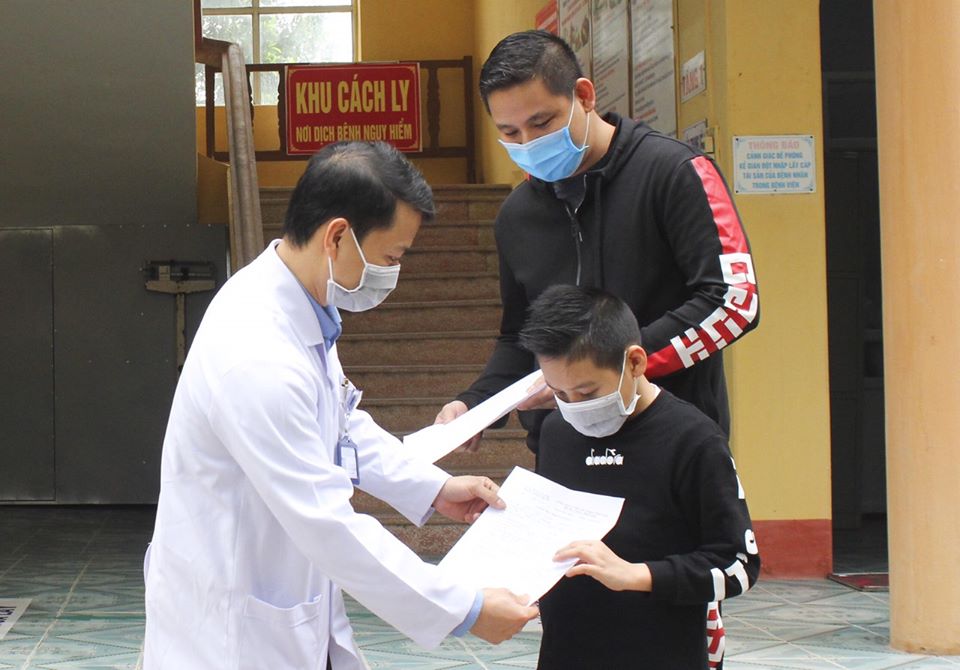 Đại diện Trung tâm Y tế Thanh Miện trao giấy chứng nhận cho bệnh nhân 73