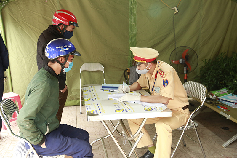 Người dân thực hiện khai báo y tế tại chốt liên ngành số 3 của tỉnh trên địa bàn huyện Tiên Yên
