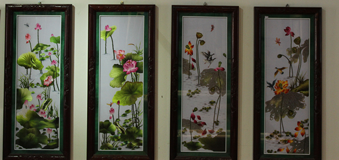 Một bộ tranh tứ bình được thêu tay trên lụa.