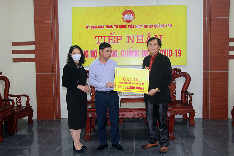 : ông Nguyễn Ngọc Lâm, đại diện gia đình liệt sỹ trao số tiền cho UBMTTQ TX Quảng Yên