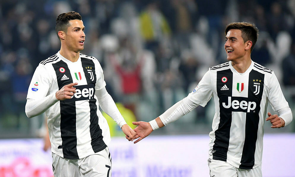 Dybala (phải) là đối tác của Ronaldo trên hàng công Juventus. Ảnh: Reuters.