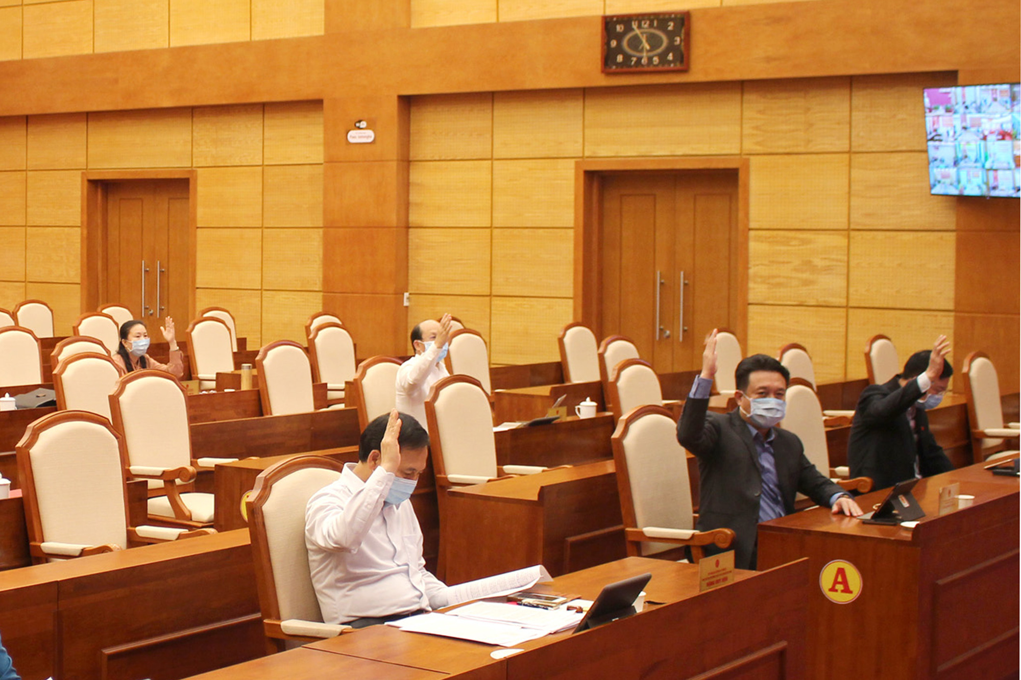 Các đại biểu HĐND tỉnh khóa XIII biểu quyết thông qua Nghị quyết 245/2020/NQ-HĐND tại kỳ họp thứ 16 HĐND tỉnh, ngày 31/3/2020.