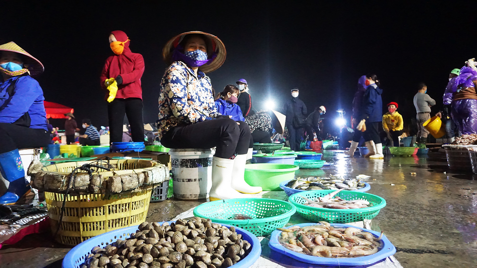 Trong chợ có rất nhiều mặt hàng thủy sản được bày bán phục vụ đủ nhu cầu của nhân dân trong thời gian cách ly toàn xã hội.