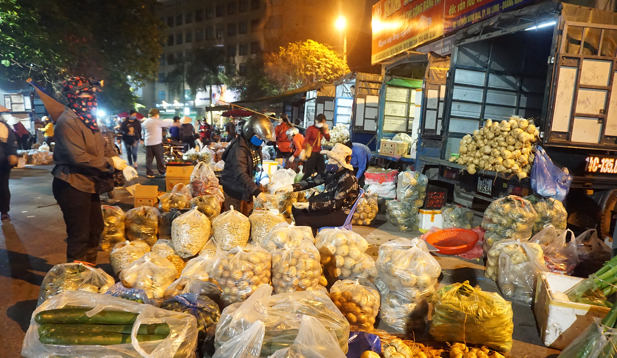 Lượng rau, củ quả trong chợ hết sức phong phú, đa dạng đáp ứng được nhu cầu mua bán của người dân.