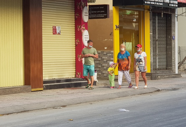 Du khách nước ngoài đeo khẩu trang đi dạo trên đường phố Nha Trang trong thời gian 