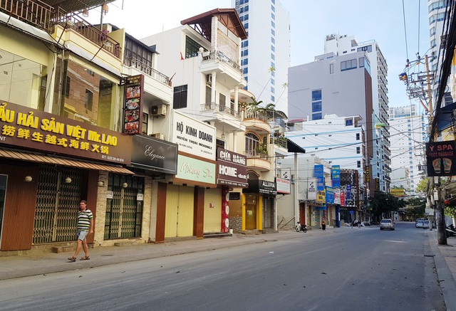 Chiều 2/4, phố tây Nha Trang trước đây vốn nhộn nhịp du khách thì nay vắng vẻ, du khách độc bộ trên đường phố