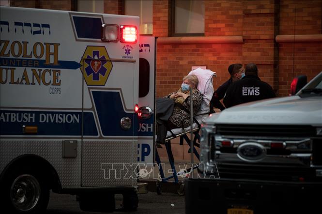 Nhân viên y tế chuyển bệnh nhân nhiễm COVID-19 tới trung tâm y tế Maimonides ở Brooklyn, New York (Mỹ) ngày 28/3/2020. Ảnh: THX/TTXVN