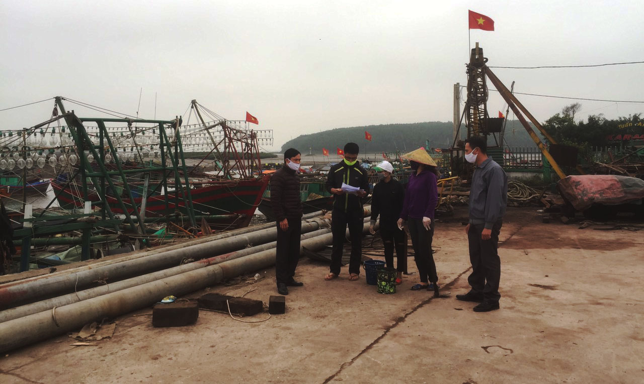 Cán bộ xã Đường Hoa tuyên truyền cho Chị thị 16 của Thủ tướng Chính phủ cho bà con ngư dân tại khu neo đậu tàu thuyền Tiến Tới.