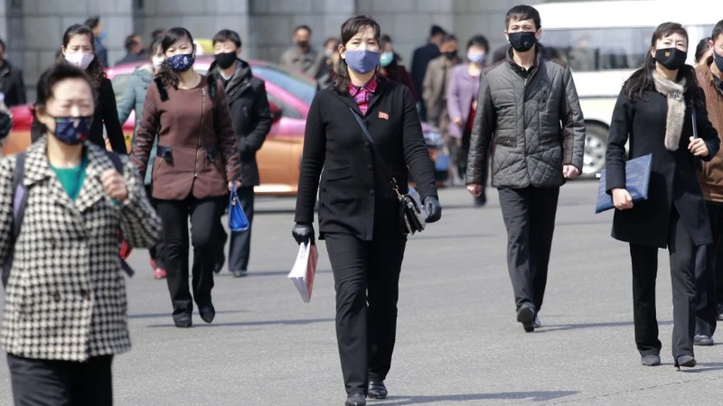 Người dân Triều Tiên đeo khẩu trang khi đi ra ngoài để ngăn ngừa dịch Covid-19. Ảnh: AP