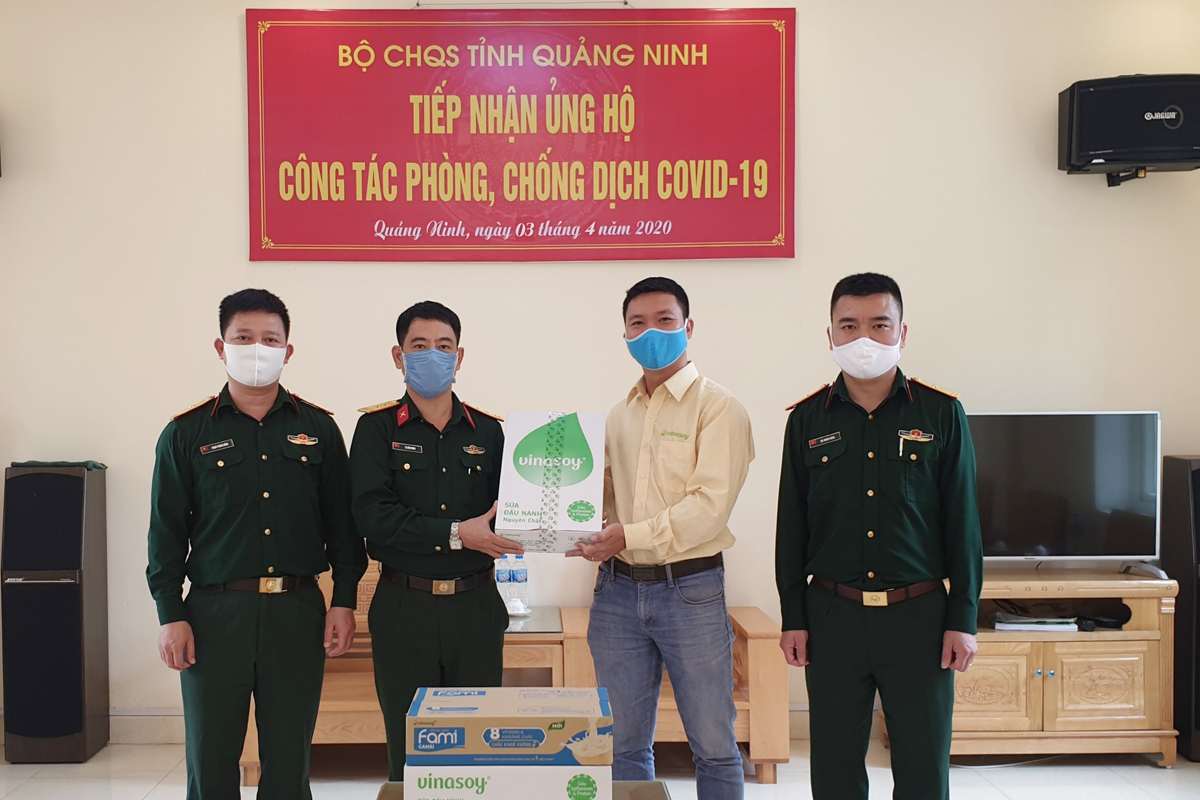Đại diện lãnh đạo Nhà máy Sữa đậu nành Việt Nam Vinasoy trao quà ủng hộ.