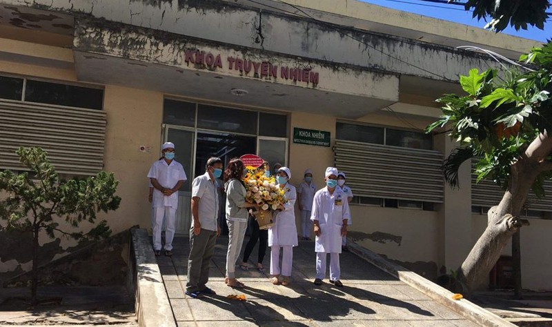 Các bệnh nhân được công bố khỏi bệnh tặng hoa cảm ơn tập thể các bác sĩ Khoa Truyền nhiễm, tại Bệnh viện Đa khoa tỉnh Bình Thuận.