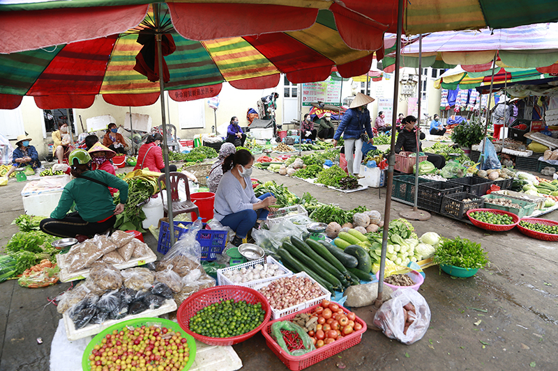 Tại chợ Tiên Yên các mặt hàng rau củ quả vẫn dồi dào đảm bảo nguồn cung cho người dân trong thời gian thực hiện cách ly xã hội