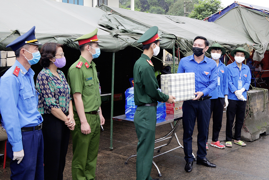 Bí thư Tỉnh Đoàn Lê hùng Sơn thăm, động viên các đội thanh niên xung kích đang làm nhiệm vụ tại chốt kiểm soát phường Phương Đông, TP Uông Bí.
