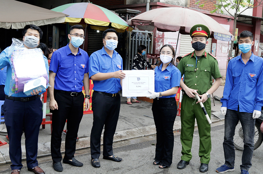 Phó Bí thư Tỉnh Đoàn Phạm Hồng Thái thăm, động viên các đội thanh niên xung kích đang làm nhiệm vụ tại chốt kiểm soát của TP Hạ Long.