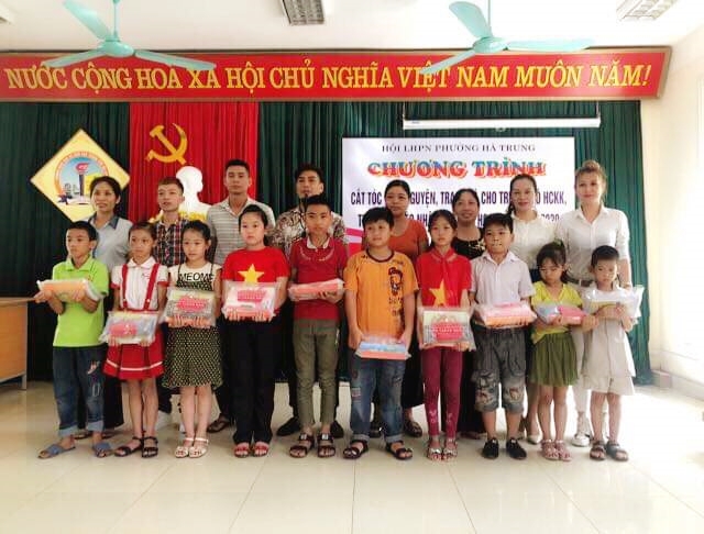Hội LHPN phường Hà Trung (TP Hạ Long) tặng quà cho trẻ em có hoàn cảnh khó khăn nhân dịp năm học mới 2019-2020