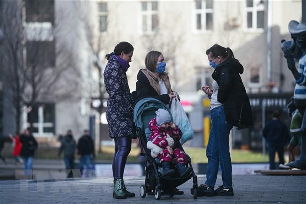 Người dân đeo khẩu trang phòng dịch COVID-19 tại Moskva, Nga. (Ảnh: THX/TTXVN)