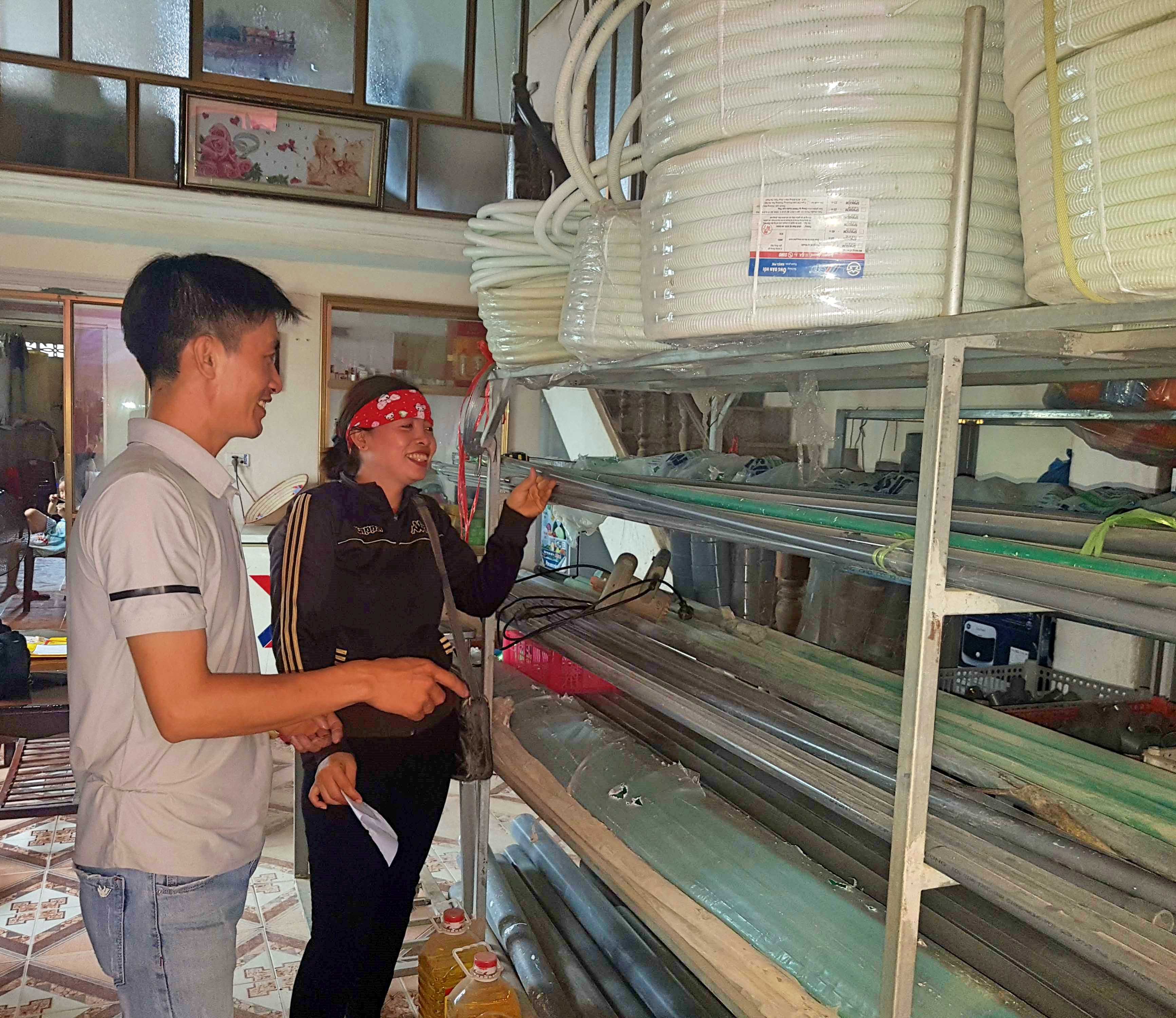 Chị Ngô Thị Xuyến (khu 4, phường Nam Hòa, TX Quảng Yên) phát triển sản xuất hộ gia đình với mô hình kinh doanh thiết bị điện nước