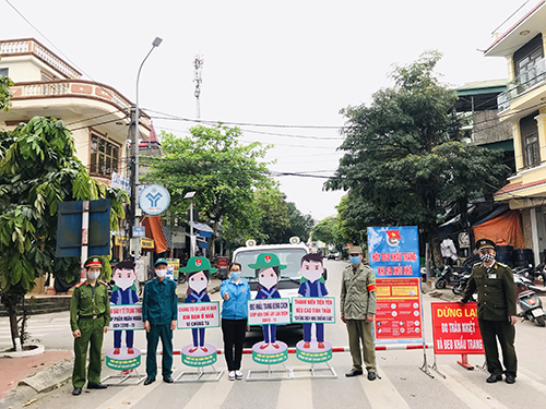  ĐVTN thị trấn Tiên Yên phối hợp tham gia tổ công tác kiểm soát phòng, chống dịch trên địa bàn.