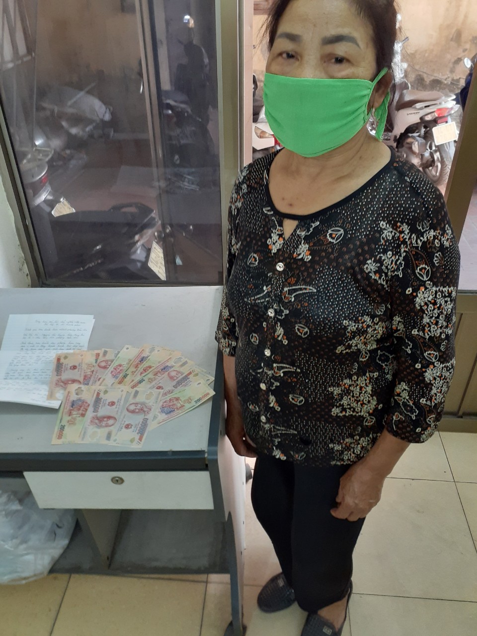 Bà Nguyễn Thị Luyến, 71 tuổi, trao số tiền 3 triệu đồng cho MTTQ phường Cẩm Sơn (TP Cẩm Phả)