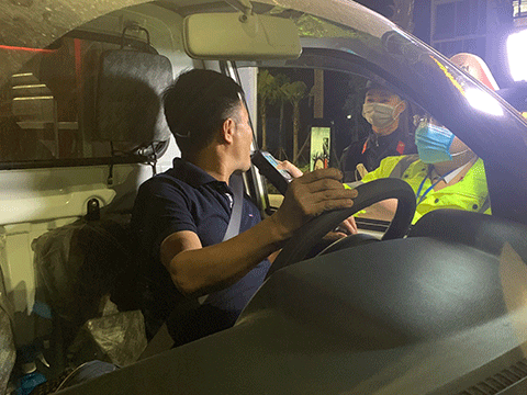 Cán bộ Đội CSGT số 2 kiểm tra nồng độ cồn người điều khiển phương tiện tham gia giao thông