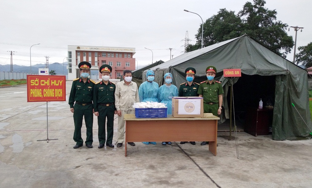 Ban CHQS TX Đông Triều- Công ty TNHH Long Hải:  Trao tặng nhu yếu phẩm trị giá 15 triệu đồng cho lực lượng làm nhiệm vụ phòng chống dịch