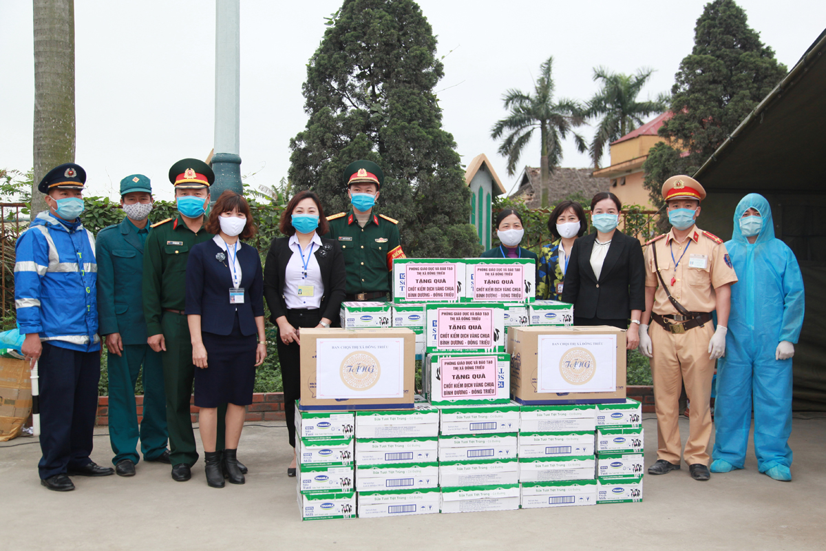 Ban CHQS - Phòng Giáo dục và Đào tạo TX  Đông Triều tặng quà động viên các lực lượng đang làm nhiệm vụ tại chốt kiểm dịch Vàng Chua (xã Bình Dương).
